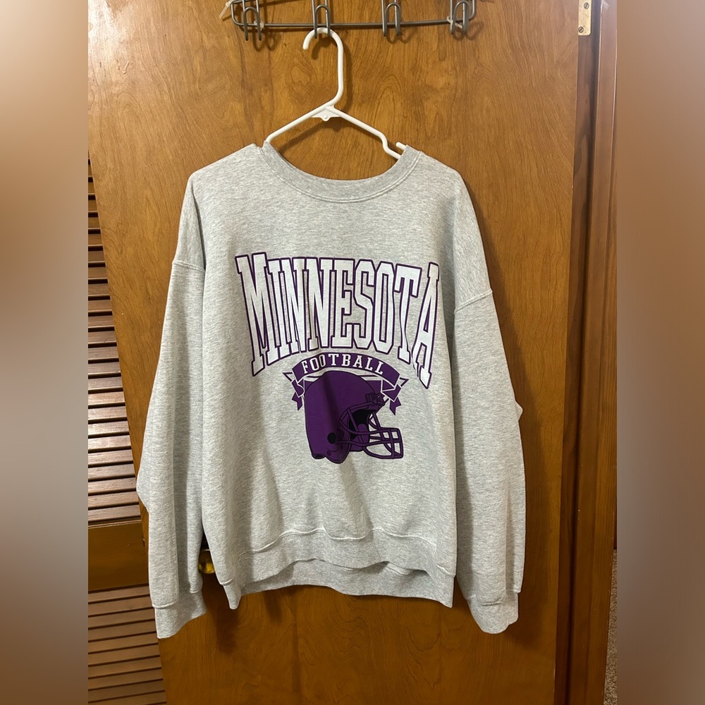 Woman’s oversized Vikings Crewneck